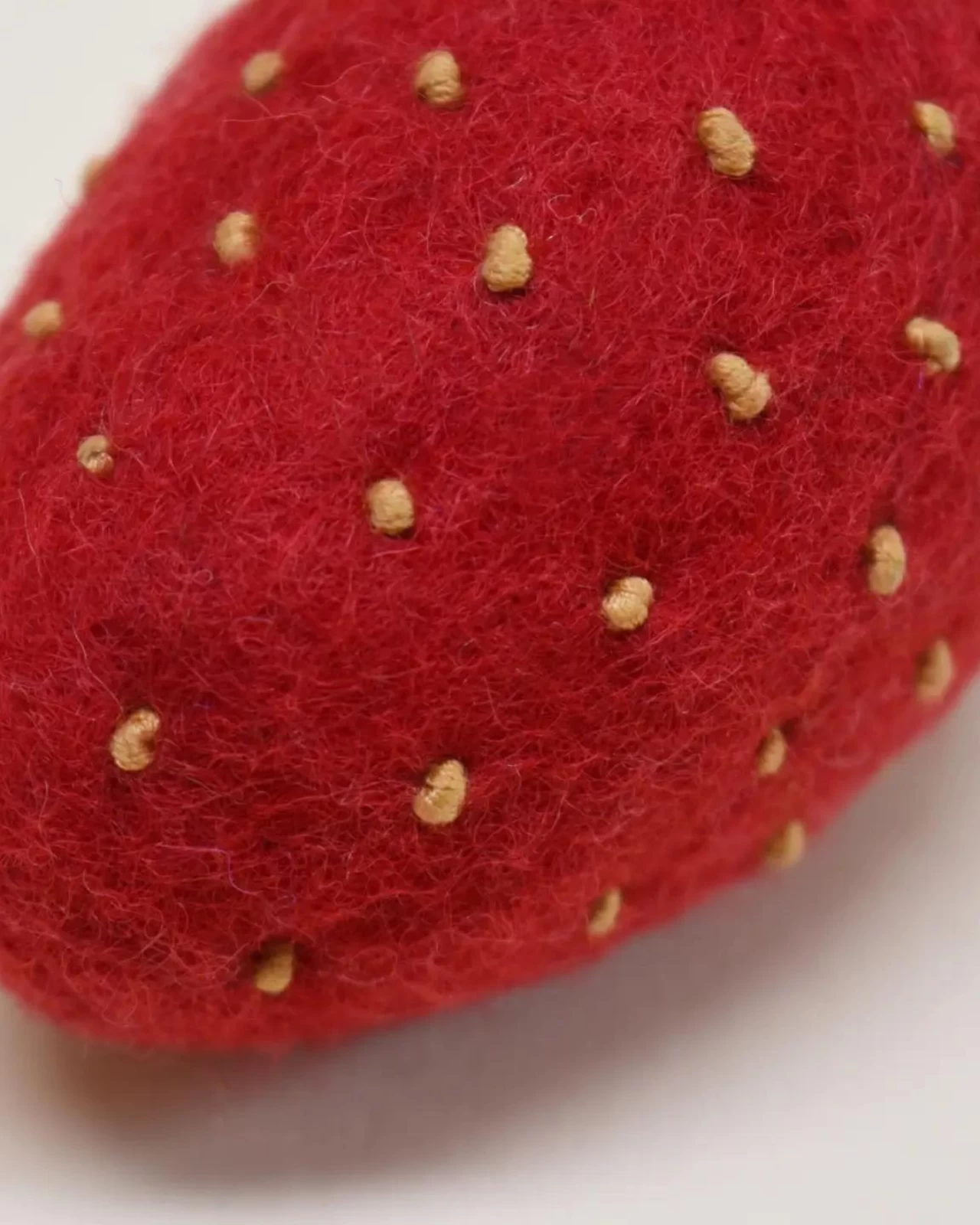 MODERN BEAST Wool Kitty Strawberries - Image 3