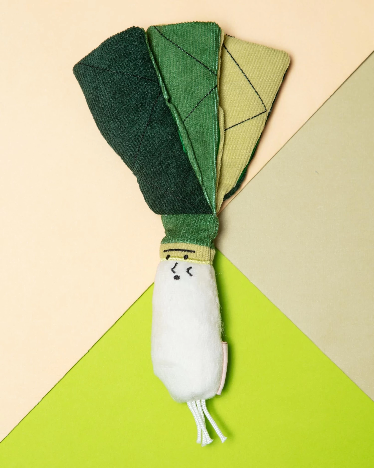 THE FURRY FOLKS Green Onion Nosework Dog Toy