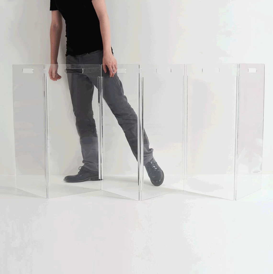 HIDDIN Clear Lucite Freestanding Zig-Zag Pet Gate (Made In The USA) (Direct-Ship) - Image 12